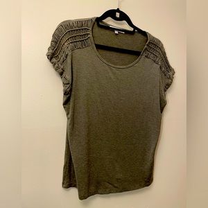 💙 EUC Rose and Olive: fashion tee